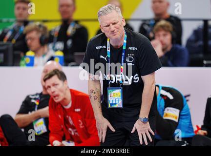 L'allenatore danese Nikolaj Jacobsen reagisce durante il Campionato europeo EHF tra Danimarca e Svezia nella Barclay Arena di Amburgo, venerdì 19 gennaio 2024. Foto Stock