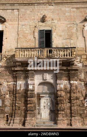 Vittoriosa, Three Cities Malta, abbandonata in rovina, molto vecchie case di famiglia un tempo belle e ricche a Malta, fronte mare abbandonato a causa di negligenza, ecc., ora in caduta. Isola di Malta Europa. 2024 2000 HOMER SYKES Foto Stock