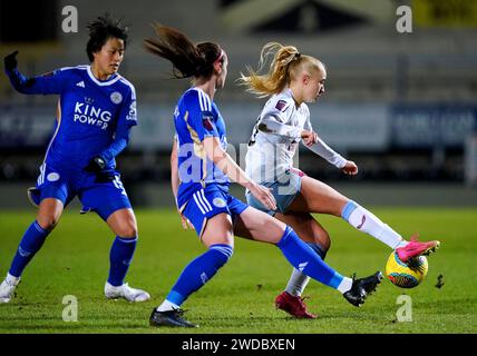 Laura Blindkilde (a destra) di Aston Villa e Sam Tierney di Leicester City combattono per il pallone durante la partita di Super League femminile Barclays al Pirelli Stadium, Burton Upon Trent. Data immagine: Venerdì 19 gennaio 2024. Foto Stock