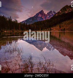 Crepuscolo, String Lake, Mount Teewinot, le cattedrali, Grand Teton National Park, Wyoming Foto Stock