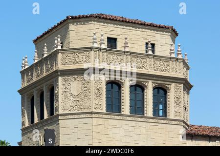 Fotografia architettonica professionale di Chapman Court, edificio a uso misto in stile revival spagnolo progettato da Morgan, Walls & Clements 1928, 6th St a Los Angeles Foto Stock