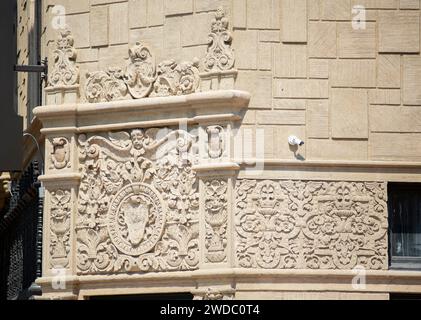 Fotografia architettonica professionale di Chapman Court, edificio a uso misto in stile revival spagnolo progettato da Morgan, Walls & Clements 1928, 6th St a Los Angeles Foto Stock