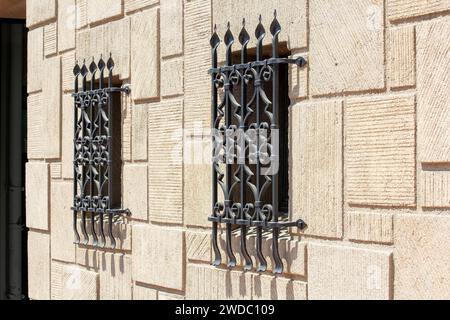 Fotografia architettonica professionale di Chapman Court, edificio a uso misto in stile revival spagnolo progettato da Morgan, Walls & Clements 1928, 6th St a Los Angeles Foto Stock