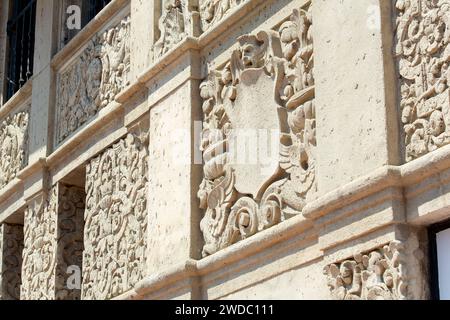 Fotografia architettonica professionale di Chapman Court, edificio a uso misto in stile revival spagnolo progettato da Morgan, Walls & Clements 1928, 6th St a Los Angeles Foto Stock