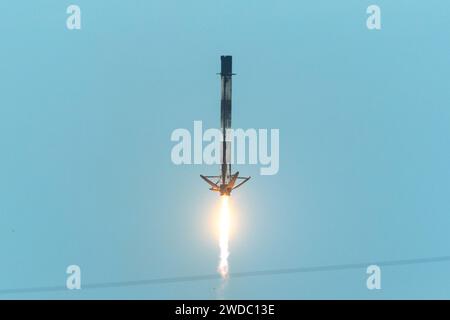 Un Falcon 9 atterra nella Landing zone 1 (LZ-1) alla Cape Canaveral Space Force Station, Florida, 18 gennaio 2024. L'equipaggio di Axiom-3 condurrà più di 30 esperimenti scientifici e dimostrazioni incentrate sulla fisiologia umana e sui progressi tecnologici industriali. (US Space Force foto di Deanna Murano) Foto Stock