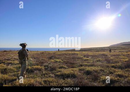 U.S. Marines assegnati alla Bravo Company, Battalion Landing Team 1/5, 15th Marine Expeditionary Unit, conducono una pattuglia di sicurezza sull'isola di San Clemente, California, 10 gennaio 2024. I Marines stavano pattugliando un sito di base avanzata di spedizione, che era stato istituito per rilevare le minacce vicine e costruire la consapevolezza del dominio marittimo durante la formazione integrata del 15th MEU con il Boxer Amphibious Ready Group. Le operazioni di base avanzate di Expeditionary sono una forma di guerra di spedizione che consente ai Marines di operare da località austere a terra o in riva al mare all'interno di una a marittima potenzialmente contestata Foto Stock