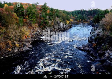 Splendida scena autunnale della St. Il fiume Croix scorre attraverso l'Interstate Park in un freddo giorno di ottobre a Taylors Falls, Minnesota, USA. Foto Stock