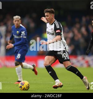 Londra, Regno Unito. 19 gennaio 2024. Tom Cairney del Fulham in azione durante la partita di Premier League tra Chelsea e Fulham allo Stamford Bridge, Londra, il 13 gennaio 2024. Foto di Ken Sparks. Solo per uso editoriale, licenza necessaria per uso commerciale. Nessun utilizzo in scommesse, giochi o pubblicazioni di un singolo club/campionato/giocatore. Credito: UK Sports Pics Ltd/Alamy Live News Foto Stock