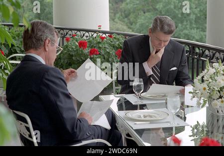 Il presidente Ronald Reagan pranza con il vicepresidente George H. W. Bush. Foto Stock