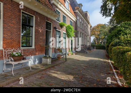 Facciata di case storiche nella città di Blokzijl, provincia di Overijssel, Paesi Bassi Foto Stock