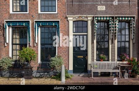 Facciata di case storiche nella città di Blokzijl, provincia di Overijssel, Paesi Bassi Foto Stock