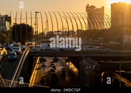 Vista sopraelevata di un'autostrada al tramonto nell'area metropolitana di Barcellona in Spagna Foto Stock