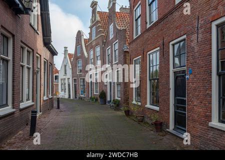 Vicolo con case storiche nella città di Blokzijl, provincia di Overijssel, Paesi Bassi Foto Stock