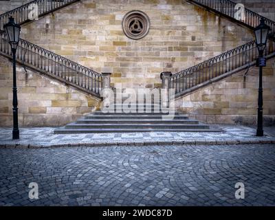 Scale dall'isola di Kampa al Ponte Carlo a Praga, Repubblica Ceca Foto Stock