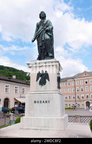 Monumento a Mozart in Mozartplatz a Salisburgo, musicista, compositore, famosa statua, musica classica, pianista, opera, gita in città, gita in città, vacanze Foto Stock