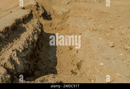 Fossa per tubi fognari sotterranei scavati nel terreno in cantiere, Corea del Sud Foto Stock