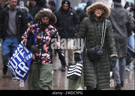 New York, USA. 19 gennaio 2024. I pedoni in camici invernali attraversano la Fifth Avenue durante una leggera caduta di neve a New York, NY, 18 gennaio 2024. Le parti del nord-est sono coperte di neve pesante, chiudendo le scuole di Filadelfia, Baltimora e Pittsburgh. (Foto di Anthony Behar/Sipa USA) credito: SIPA USA/Alamy Live News Foto Stock