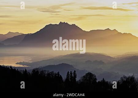 Tramonto sul mare di nebbia, lago di Zug con Pilatus sullo sfondo, Canton Zug, Svizzera Foto Stock