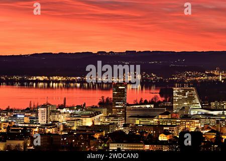 Atmosfera serale con skyline e lago di Zug in primo piano i grattacieli Parktower e Uptown, Zug, Canton Zug, Svizzera Foto Stock