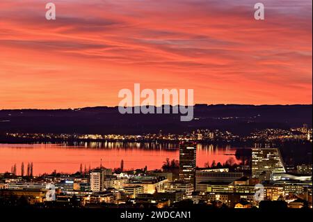 Atmosfera serale con skyline e lago di Zug in primo piano i grattacieli Parktower e Uptown, Zug, Canton Zug, Svizzera Foto Stock
