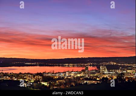 Atmosfera serale con skyline e lago di Zug in primo piano i grattacieli Parktower e Uptown, Zug, Canton Zug, Svizzera Foto Stock
