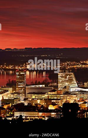 Atmosfera serale con skyline e lago di Zug in primo piano i grattacieli Parktower e Uptown, Zug, Canton Zug, Svizzera Foto Stock