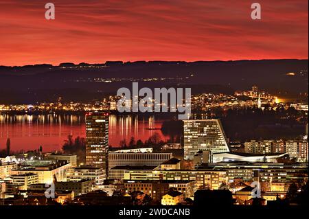 Atmosfera serale con skyline e lago di Zug in primo piano i grattacieli Parktower e Uptown, Zug, Canton Zug, Svizzera Foto Stock