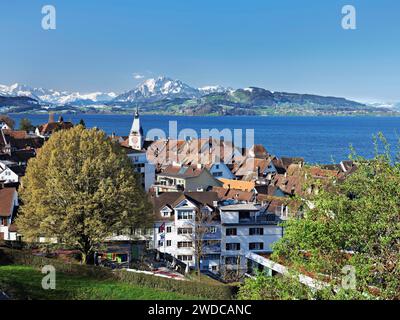 Vista dal roseto del Guggi allo Zytturm, alla chiesa, alla città vecchia, a Pilatus sullo sfondo, a Zug, a Canton Zug, in Svizzera Foto Stock