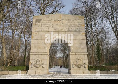 Ingresso principale ovest, Portal, Soviet Memorial, Winter, Treptower Park, Treptow, Treptow-Koepenick, Berlino, Germania Foto Stock