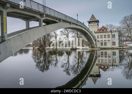 Centro culturale sull'Isola della Gioventù, Abteibruecke, Spree, Treptower Park, Treptow, Treptow-Koepenick, Berlino, Germania Foto Stock