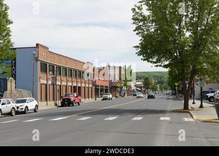 Colfax, WA, USA - 23 maggio 2023; vista panoramica sulla città lungo Main Street a Colfax, Washington Foto Stock