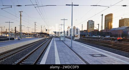 Piattaforma vuota in un giorno di sciopero dell'unione dei piloti di locomotive tedeschi GDL, stazione centrale, Dortmund, Germania Foto Stock