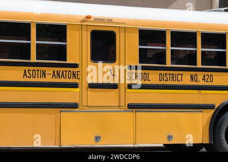 Asotin, WA, USA - 24 maggio 2023; nome sullo scuolabus giallo per Asotin Anatone School District numero 420 Foto Stock