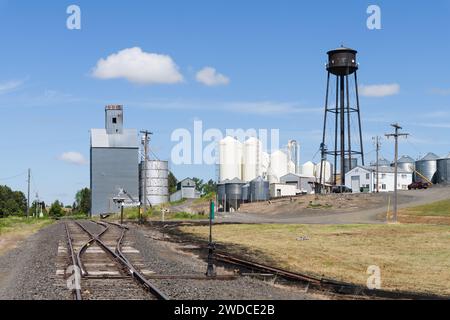 Garfield, WA, USA - 23 maggio 2023; edifici industriali presso lo stabilimento di sementi Garfield nella città della regione di Palouse Foto Stock