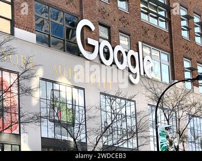 Logo Google sull'esterno dell'edificio, 111 Eighth Avenue, Chelsea, New York City, New York, USA Foto Stock