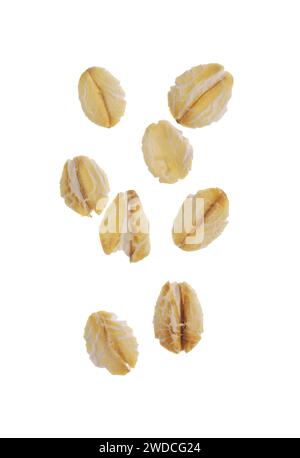 Fiocchi d'avena secchi che cadono su sfondo bianco Foto Stock