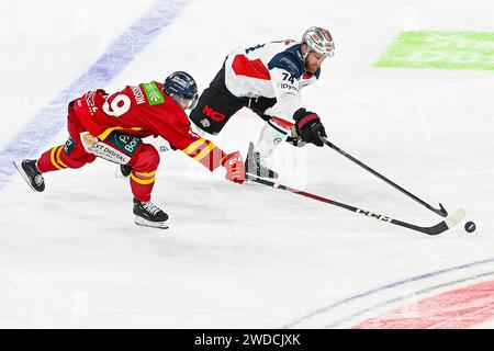 Eishockey DEL - 39. Spieltag: Düsseldorfer EG vs Nürnberg Ice Tigers AM 19.01.2024 im PSD Bank Dome in Düsseldorf Düsseldorfs Victor Svensson (Nr.39) gegen Nürnbergs Dane Fox (Nr.74) foto: Osnapix Foto Stock