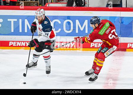 Eishockey DEL - 39. Spieltag: Düsseldorfer EG vs Nürnberg Ice Tigers AM 19.01.2024 im PSD Bank Dome in Düsseldorf Düsseldorfs Bernhard Ebner (Nr.67) gegen Nürnbergs Dane Fox (Nr.74) foto: Osnapix Foto Stock