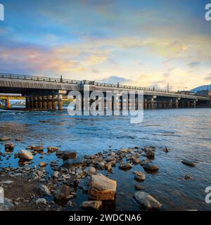 Kyoto, Giappone - 1 aprile 2023: Ponte Uji il ponte attraversa il fiume Uji è stato costruito nel 646 ed è considerato uno dei tre ponti più antichi di tutto il Giappone Foto Stock