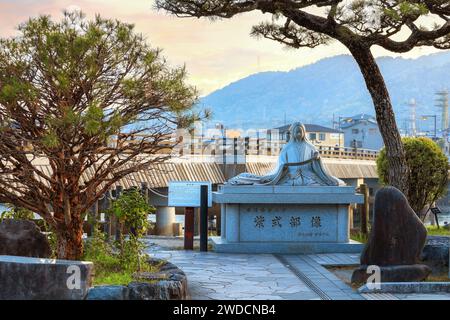 Kyoto, Giappone - 1° aprile 2023: Statua di Murasaki Shikibu sulla riva del fiume Uji, romanziere, poeta e dama di compagnia giapponese durante il periodo Heian, il migliore Foto Stock