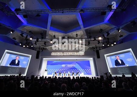 Davos, Svizzera. 19 gennaio 2024. Il presidente del WEF Borge Brende esprime osservazioni conclusive durante la riunione annuale del World Economic Forum (WEF) 2024 a Davos, in Svizzera, 19 gennaio 2024. Il WEF ha concluso qui il suo incontro annuale del 2024, venerdì, chiedendo di ricostruire la fiducia di fronte all’incertezza globale. Crediti: Lian Yi/Xinhua/Alamy Live News Foto Stock