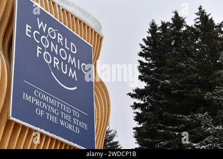 Davos, Svizzera. 19 gennaio 2024. Un logo del World Economic Forum (WEF) si trova a Davos, in Svizzera, 19 gennaio 2024. Il WEF ha concluso qui il suo incontro annuale del 2024, venerdì, chiedendo di ricostruire la fiducia di fronte all’incertezza globale. Crediti: Lian Yi/Xinhua/Alamy Live News Foto Stock