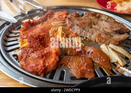 Carne alla griglia marinata in salsa coreana su una griglia in un ristorante Foto Stock