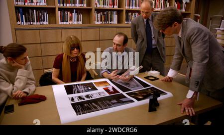 DATA DI USCITA: 15 aprile 2016. TITOLO: Il primo lunedì di maggio. STUDIO: Magnolia Pictures. DIRETTORE: Andrew Rossi. TRAMA: Segue la creazione della mostra di moda più frequentata della storia del Metropolitan Museum of Art, "China: Through the Looking Glass", un'esplorazione delle mode occidentali ispirate alla Cina dal curatore del Costume Institute Andrew Bolton. PROTAGONISTI: Anna Wintour, Andrew Bolton, John Galliano. (Immagine di credito: © Magnolia Pictures/Entertainment Pictures/ZUMAPRESS.com) SOLO USO EDITORIALE! Non per USO commerciale! Foto Stock