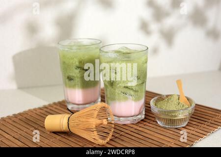 Due bicchieri di latte Sakura Green Tea Milk Foto Stock