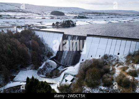West Yorkshire. 19 gennaio 2024. Una foto aerea con un drone scattata il 19 gennaio 2024 mostra una vista del Booth Wood Reservoir dopo la nevicata nel West Yorkshire, in Gran Bretagna. Crediti: Jon Super/Xinhua/Alamy Live News Foto Stock