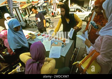 Le donne stanno preparando un concorso di colorazione per bambini nella zona di Gegerkalong, centro delle attività di Daarut Tauhiid, un'istituzione islamica fondata dal famoso predicatore islamico indonesiano, KH Abdullah Gymnastiar, situato a Bandung, Giava Occidentale, Indonesia. Gymnastiar (popolarmente noto come AA Gym), Daarut Tauhiid, e il loro ramo di gestione Manajemen Qolbu (mq), sono riusciti a intensificare il turismo religioso e le attività economiche nella zona di Gegerkalong a Bandung City. Foto Stock