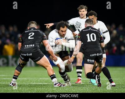 Galway, Irlanda. 19 gennaio 2024. Steven Luatua dei Bristol Bears viene affrontato da Tadgh McElroy di Connacht e JJ Hanrahan Credit: Don Soules/Alamy Live News Foto Stock