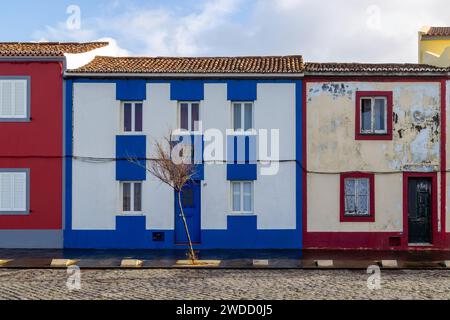 Facciate colorate a Ribeira grande sull'isola delle Azzorre di Sao Miguel (Portogallo) Foto Stock