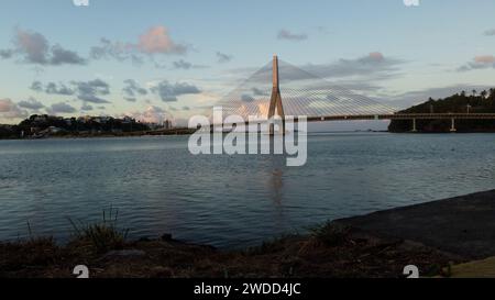 Ponte strallato a bahia ilheus, bahia, brasile - 10 dicembre 2023: Veduta del ponte Jorge Amado nella città di Ilheus, nel sud di Bahia. ILHEUS BAHIA BRASILE Copyright: XJoaxSouzax 111223JOA4310069 Foto Stock